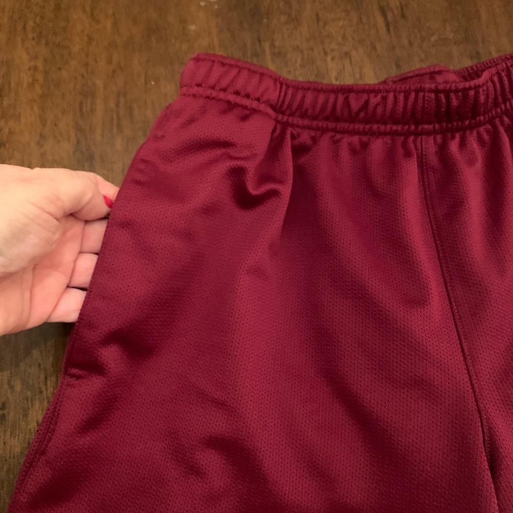 Under Armour Mens Shorts Burgundy Size SM/P W/White Draw String Side Pockets - Picture 6 of 8